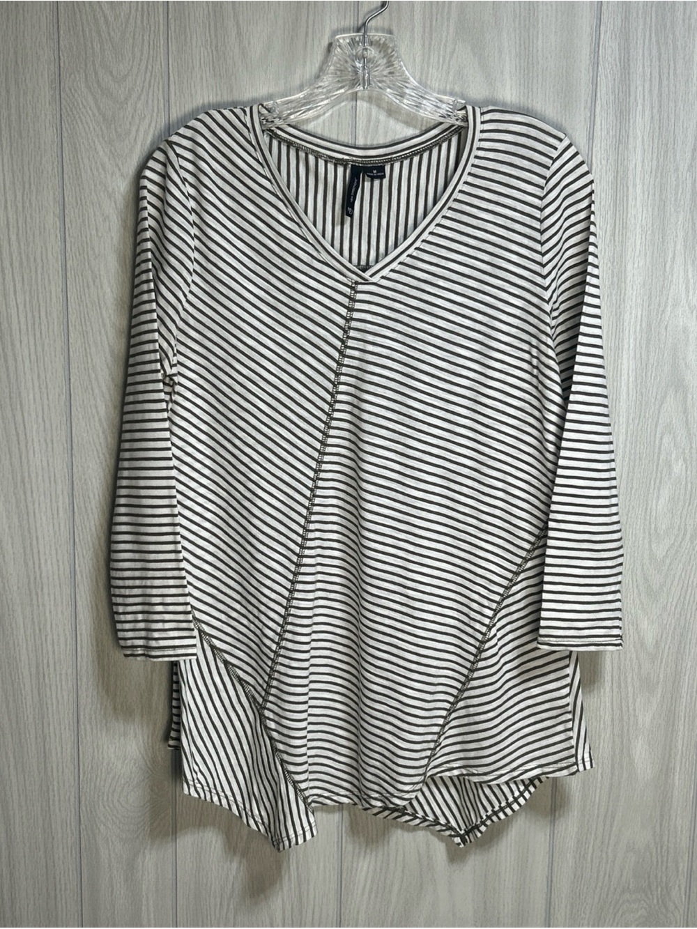 New Directions Green And White Asymmetrical 3/4 Sleeve Shirt Size Medium